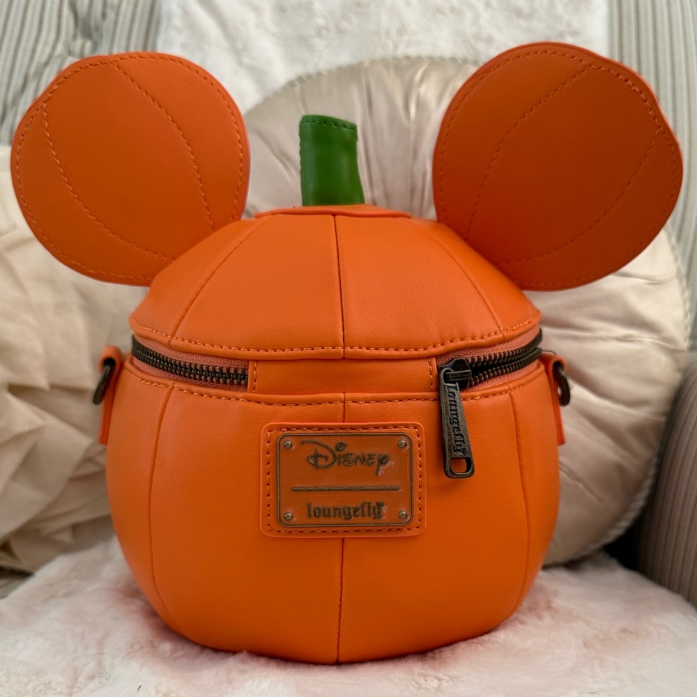 Loungefly Disney Mickey Mouse
Mick-O-Lantern Halloween
Crossbody NWT - Picture 2 of 10